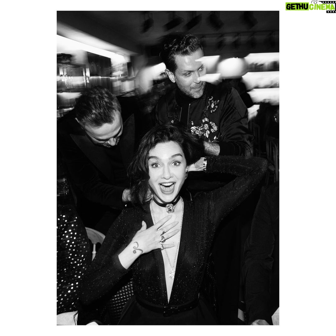 Birce Akalay Instagram - Bazı akşamları ölene kadar hatırlayacak olmamızın sebebi o geceyi unutulmaz kılanlardır. ••• Sevgili dostlarım Mert ve Ahmet sizlerle yaşamımın en ahenkli olduğunu düşündüğüm yıllarında tanıştığım için çok şanslıyım. Hem dostluğunuzla kalbime hem de cömert tavrınızla markama ilk günden beri desteğinizi eksik etmediniz. Sizin bebeğiniz Ninnon’un 5 yaşı tam da bu yüzden sanki benim bebeğimin 5. yaşı gibiydi. Mutluluğunuz benim de mutluluğumdu.O gece masaya koyduğunuz nezaketiniz ve inceliklerinizden fazlasıdı. Paylaşmak ise bizlerin şansı. Ne ellerimiz ayrılsın ne de yollarımız. Doğumgününüz kutlu olsun canlarım. Sizi çok seviyorum. ••• Kalbimin ölümsüz yıldızı, Nünüm,ipek sesini başımızı göğsüne yaslayarak dinleyebildiğimiz için, o kadar şanslıyız ki. Herkese tek tek sarılan yüce ruhuna sağlık olsun canımın içi sevgilim. Miyav! ••• Tanımaktan onur ve gurur duyduğum,parmakları ile ruhunun arasındaki yola hayran olduğum ülkemin “harika çocuğu” canım Burçin. O da o mütevazı kişiliği ile bizim havamıza rengimize şarkımıza mavramıza karıştı ya! Sözün bittiği yerdik gerçekten. :) ••• Canım Bige, çılgın arkadaşım Bige! Bu harika gecenin hiçbir anını kaçırmamışsın yine! Fotoğraf makinen senin elindeki üçüncü gözün buna artık eminim! İyi ki varsın çok yaşa! ••• Ve tüm gece kahkahalarımızı, şarkılarımızı ve dualarımızı paylaştığım canım dostlarım sizi çok seviyorum.Ne ilkti bu soframız ne de son biliyorum. Her biri birbirinden ölümsüz ve anlamlıdır anlarımızın ama da bu bir başka değil miydi arkadaş! Nice güzel günlere hep birlikte… ••• Tüm gece bize servisinde kusur etmeyen arkadaşlarımızın da ellerine ayaklarına sağlık diliyorum.Aklım hep o son gelen çikolatalı yuvarlakta kaldı. :) 🥂🪐♥️ @the_ninon @mertaslanfashion @ahmetgencehan @durunukhet @burcinbuke1 @hknylcn @ibrahimselim @hulyaeltemur @nataliyarcan @ayseorberk @zeynep_madra @dilarakocakiyiyasam #reklamdeğildostmeclisi