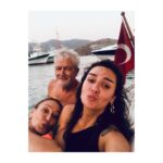 Birce Akalay Instagram - Kalbimdeki sofra çok kalabalık bu akşam. Canım ailem, dostlarım, sevdiklerim, bana dokunmuş ya da yaşama süresi bitmiş, iyi ve kötü, hayatımda iz bırakmış herkese teşekkür ediyorum. Hep birlikte olmayınca, yalnız geçirmeyi tercih ediyorum yeni yıl akşamlarını. Hal böyle olunca içimdeki güzel kalabalıkla mutlu oluyorum. ••• Hayat bana cömert ve güzel davrandı bir çok konuda, o yüzden sonsuz bir şükür ve vefa isteğiyle doluyum ben. Sizi bilmem. :) İyi ki yaşadık beraber. Hepinizi buralara fotoğrafla sığrdırmam mümkün değil o yüzden içimde bir huzurlu melodi olduğunuzu yazmak istedim. ••• Geride bıraktığımız zamanda bilmeden kırdıklarım, üzdüklerim olduysa da beni affedin rica ederim.Kimsenin kimseyi üzmeye kırmaya hakkı yok bu hayatta. Özür dilerim. ••• Kalbimi derinden kırmışlardan ise uzaklaştım bu geçmişte kalan yılda,onlar kendilerini bilirler.Çünkü artık inceliklerden yoksun düşüncelerin sohbetinde varlık gösteremiyorum, her defasında üzülmektense başka bir patikada yürümeyi tercih ediyorum.Sizi de sevmeye devam ediyorum ama beni anlayın rica ederim. ••• Kalbinize ve sevdiklerinize iyi bakın.. Her anlamda daha güzel bir yıl olsun dilerim. Arrivederci ‘22 ♻️