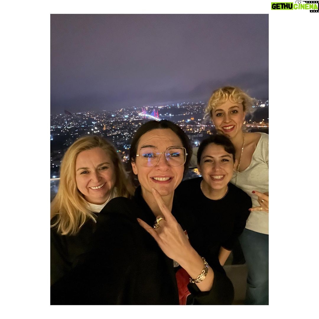 Birce Akalay Instagram - Bu dumpın adını Charlie & The Angels olarak belirliyorum. Charlie kim altını hiç çizmeme gerek yok bence. ❣️ Love you ladies to the moon and back! ❣️ @yururgezer @tedikimediterranean @mjgndalyan