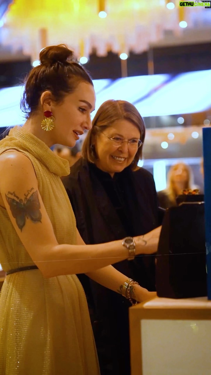 Birce Akalay Instagram - Hepinize iyi pazarlar, Ülkemizde ve dünyada olan biten bir çok şeyin kalbimizi sıkıştırdığı bu zor günlerde, biraz soluklanıp hem uzun süredir göremediğimiz sevdiklerimizle buluşabildiğimiz hem de yeni koleksiyonumuzu “TREASURES OF THE GOLDEN PHARAOH” tanıttığımız sıcacık bir gün ve akşam yaşadık. Başta Feride Edige ve Emirhan Kökçü ve Pro İletişim olmak üzere bu özel gün için desteğini bizden bir an olsun esirgemeyen çok sevdiğimiz RAFFLES ISTANBUL ailesine çok teşekkür ederiz. Ve elbette bizi o gün ve akşam yalnız bırakmayıp tatlı gülüşleriyle kalbimizi ısıtan misafirlerimiz ve dostlarımıza da çok teşekkür ederiz.İyi ki varsınız.Yeniden daha da güzel günlerde görüşmek üzere.. Her zaman Sevgiyle.. Birce. @fedige @emirhan.kokcu @proiletisim @rafflesistanbul @bircefinejewellery @b.a.d__works 🥂🎄♥️🦚💫 ••• Wish you a good Sunday to all of you, In these difficult days when many things happening in our country and in the world squeeze our hearts, we had a warm day and evening where we could take a breath and meet our loved ones whom we have not seen for a long time and introduce our new collection “TREASURES OF THE GOLDEN PHARAOH”. We would like to thank our beloved RAFFLES ISTANBUL family, especially Feride Edige and Emirhan Kökçü, who did not withhold their support from us for this special day. And of course, we would like to thank our guests and friends who did not leave us alone that day and evening and warmed our hearts with their sweet smiles. Always with Love. Birce. #reklamdeğilteşekkür.