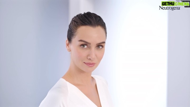 Birce Akalay Instagram - Amerika’nın bir numaralı retinol markası Neutrogena’nın, 25 yıllık retinol uzmanlığı ile geliştirilen Yeni Retinol Boost! 💙 Deneyenlerin 0’ünde bilimsel olarak kanıtlanmış etkisini sen de hemen keşfet! ••• @neutrogenaturkiye #işbirliği