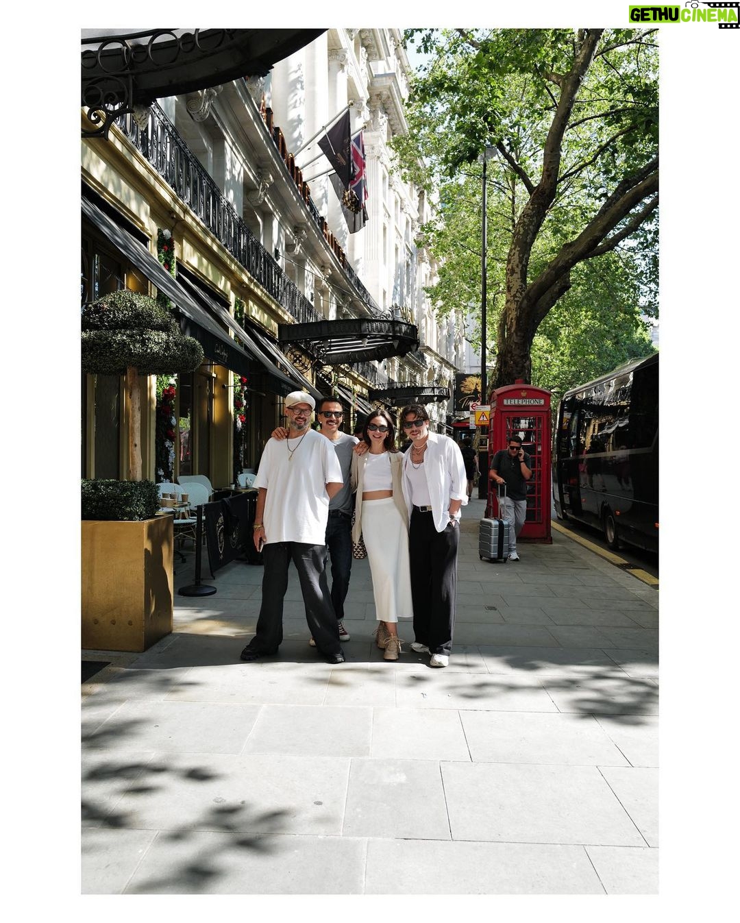 Birce Akalay Instagram - Çok keyifli geçen Londra ve Silverstone F1 maceramız, yanımıza kalan sesli ve büyük kahkahalar, ilk andan itibaren yolculuğun sonuna kadar göserdiğiniz özen ve arkadaşlık için sizlere çok teşekkür ederim tatlı ekip! İyi ki varsınız!@jackliveshere_tr ▪️Bu kaçıncı tatilimiz bilmiyorum @ibrahimselim ama hep mi çok iyisin u know! ▪️Eski dostuz ama artık anladık ki tatilde de tostuz my baby! @serkanaltunorak ▪️Bu tatil bana seni kazandırdığı için ayrıca mutluyum sevgili @taroemir sürprizlerin ve enerjine her daim tavım! Çektiğin harika fotoğraflar için ayrıca teşekkür ederiz! Nicelerine!!! 🖤🥃📷🇬🇧🏁 #şimdideğilsenezaman London, United Kingdom