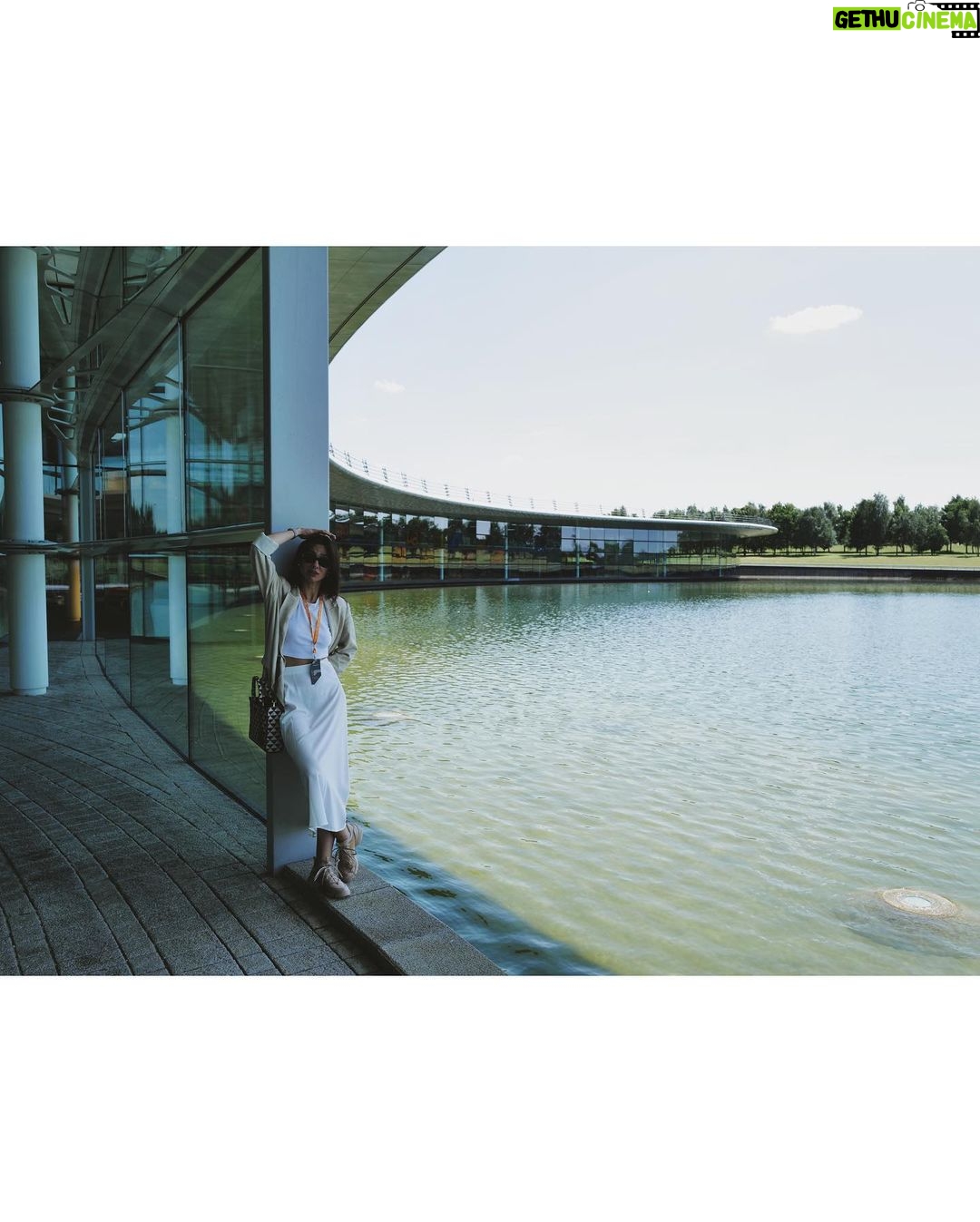 Birce Akalay Instagram - Çok keyifli geçen Londra ve Silverstone F1 maceramız, yanımıza kalan sesli ve büyük kahkahalar, ilk andan itibaren yolculuğun sonuna kadar göserdiğiniz özen ve arkadaşlık için sizlere çok teşekkür ederim tatlı ekip! İyi ki varsınız!@jackliveshere_tr ▪️Bu kaçıncı tatilimiz bilmiyorum @ibrahimselim ama hep mi çok iyisin u know! ▪️Eski dostuz ama artık anladık ki tatilde de tostuz my baby! @serkanaltunorak ▪️Bu tatil bana seni kazandırdığı için ayrıca mutluyum sevgili @taroemir sürprizlerin ve enerjine her daim tavım! Çektiğin harika fotoğraflar için ayrıca teşekkür ederiz! Nicelerine!!! 🖤🥃📷🇬🇧🏁 #şimdideğilsenezaman London, United Kingdom