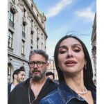 Birce Akalay Instagram - Çok keyifli geçen Londra ve Silverstone F1 maceramız, yanımıza kalan sesli ve büyük kahkahalar, ilk andan itibaren yolculuğun sonuna kadar göserdiğiniz özen ve arkadaşlık için sizlere çok teşekkür ederim tatlı ekip! İyi ki varsınız!@jackliveshere_tr ▪️Bu kaçıncı tatilimiz bilmiyorum @ibrahimselim ama hep mi çok iyisin u know! ▪️Eski dostuz ama artık anladık ki tatilde de tostuz my baby! @serkanaltunorak ▪️Bu tatil bana seni kazandırdığı için ayrıca mutluyum sevgili @taroemir sürprizlerin ve enerjine her daim tavım! Çektiğin harika fotoğraflar için ayrıca teşekkür ederiz! Nicelerine!!! 🖤🥃📷🇬🇧🏁 #şimdideğilsenezaman London, United Kingdom