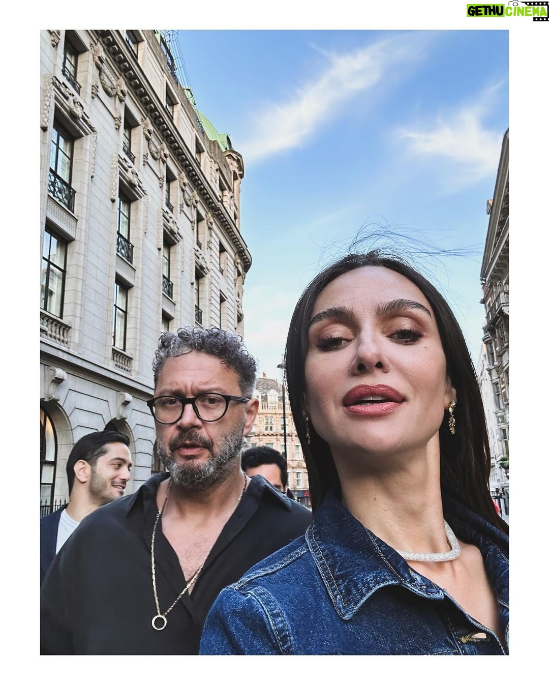 Birce Akalay Instagram - Çok keyifli geçen Londra ve Silverstone F1 maceramız, yanımıza kalan sesli ve büyük kahkahalar, ilk andan itibaren yolculuğun sonuna kadar göserdiğiniz özen ve arkadaşlık için sizlere çok teşekkür ederim tatlı ekip! İyi ki varsınız!@jackliveshere_tr ▪️Bu kaçıncı tatilimiz bilmiyorum @ibrahimselim ama hep mi çok iyisin u know! ▪️Eski dostuz ama artık anladık ki tatilde de tostuz my baby! @serkanaltunorak ▪️Bu tatil bana seni kazandırdığı için ayrıca mutluyum sevgili @taroemir sürprizlerin ve enerjine her daim tavım! Çektiğin harika fotoğraflar için ayrıca teşekkür ederiz! Nicelerine!!! 🖤🥃📷🇬🇧🏁 #şimdideğilsenezaman London, United Kingdom