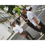 Birce Akalay Instagram - Çok keyifli geçen Londra ve Silverstone F1 maceramız, yanımıza kalan sesli ve büyük kahkahalar, ilk andan itibaren yolculuğun sonuna kadar göserdiğiniz özen ve arkadaşlık için sizlere çok teşekkür ederim tatlı ekip! İyi ki varsınız!@jackliveshere_tr ▪️Bu kaçıncı tatilimiz bilmiyorum @ibrahimselim ama hep mi çok iyisin u know! ▪️Eski dostuz ama artık anladık ki tatilde de tostuz my baby! @serkanaltunorak ▪️Bu tatil bana seni kazandırdığı için ayrıca mutluyum sevgili @taroemir sürprizlerin ve enerjine her daim tavım! Çektiğin harika fotoğraflar için ayrıca teşekkür ederiz! Nicelerine!!! 🖤🥃📷🇬🇧🏁 #şimdideğilsenezaman London, United Kingdom