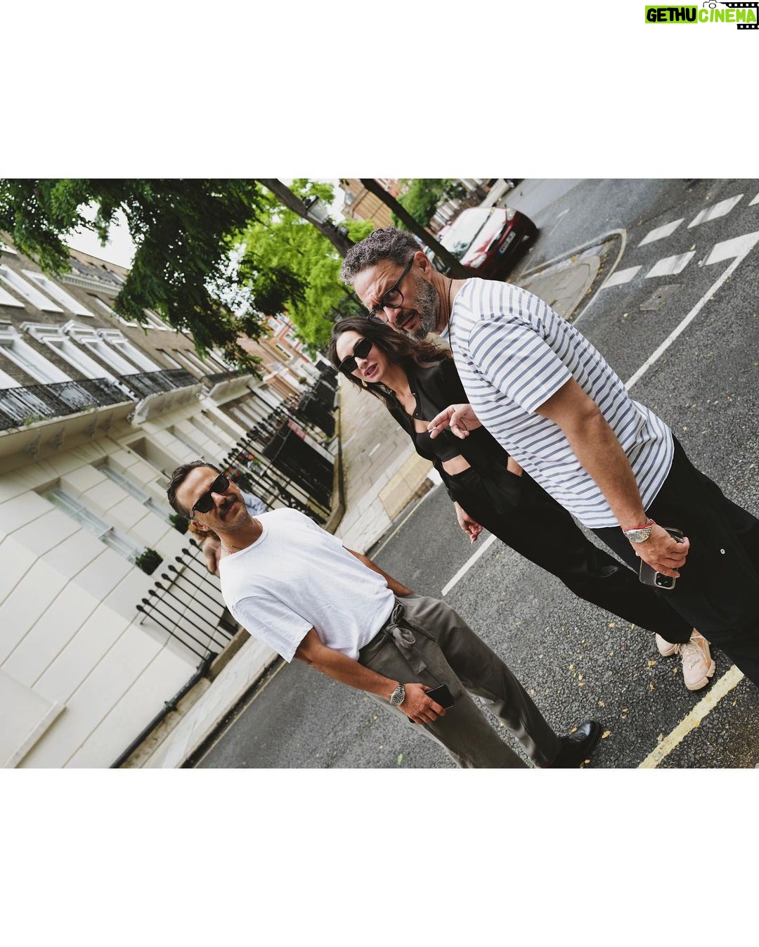 Birce Akalay Instagram - Çok keyifli geçen Londra ve Silverstone F1 maceramız, yanımıza kalan sesli ve büyük kahkahalar, ilk andan itibaren yolculuğun sonuna kadar göserdiğiniz özen ve arkadaşlık için sizlere çok teşekkür ederim tatlı ekip! İyi ki varsınız!@jackliveshere_tr ▪️Bu kaçıncı tatilimiz bilmiyorum @ibrahimselim ama hep mi çok iyisin u know! ▪️Eski dostuz ama artık anladık ki tatilde de tostuz my baby! @serkanaltunorak ▪️Bu tatil bana seni kazandırdığı için ayrıca mutluyum sevgili @taroemir sürprizlerin ve enerjine her daim tavım! Çektiğin harika fotoğraflar için ayrıca teşekkür ederiz! Nicelerine!!! 🖤🥃📷🇬🇧🏁 #şimdideğilsenezaman London, United Kingdom