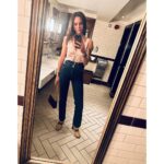 Birce Akalay Instagram - Çok keyifli geçen Londra ve Silverstone F1 maceramız, yanımıza kalan sesli ve büyük kahkahalar, ilk andan itibaren yolculuğun sonuna kadar göserdiğiniz özen ve arkadaşlık için sizlere çok teşekkür ederim tatlı ekip! İyi ki varsınız!@jackliveshere_tr ▪️Bu kaçıncı tatilimiz bilmiyorum @ibrahimselim ama hep mi çok iyisin u know! ▪️Eski dostuz ama artık anladık ki tatilde de tostuz my baby! @serkanaltunorak ▪️Bu tatil bana seni kazandırdığı için ayrıca mutluyum sevgili @taroemir sürprizlerin ve enerjine her daim tavım! Çektiğin harika fotoğraflar için ayrıca teşekkür ederiz! Nicelerine!!! 🖤🥃📷🇬🇧🏁 #şimdideğilsenezaman London, United Kingdom