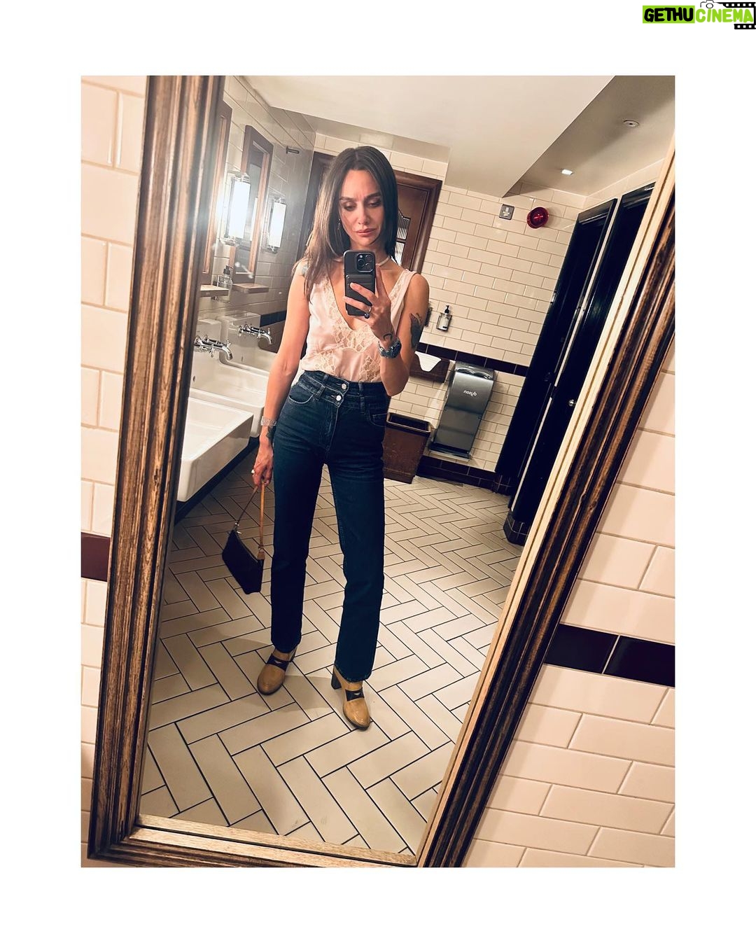 Birce Akalay Instagram - Çok keyifli geçen Londra ve Silverstone F1 maceramız, yanımıza kalan sesli ve büyük kahkahalar, ilk andan itibaren yolculuğun sonuna kadar göserdiğiniz özen ve arkadaşlık için sizlere çok teşekkür ederim tatlı ekip! İyi ki varsınız!@jackliveshere_tr ▪️Bu kaçıncı tatilimiz bilmiyorum @ibrahimselim ama hep mi çok iyisin u know! ▪️Eski dostuz ama artık anladık ki tatilde de tostuz my baby! @serkanaltunorak ▪️Bu tatil bana seni kazandırdığı için ayrıca mutluyum sevgili @taroemir sürprizlerin ve enerjine her daim tavım! Çektiğin harika fotoğraflar için ayrıca teşekkür ederiz! Nicelerine!!! 🖤🥃📷🇬🇧🏁 #şimdideğilsenezaman London, United Kingdom
