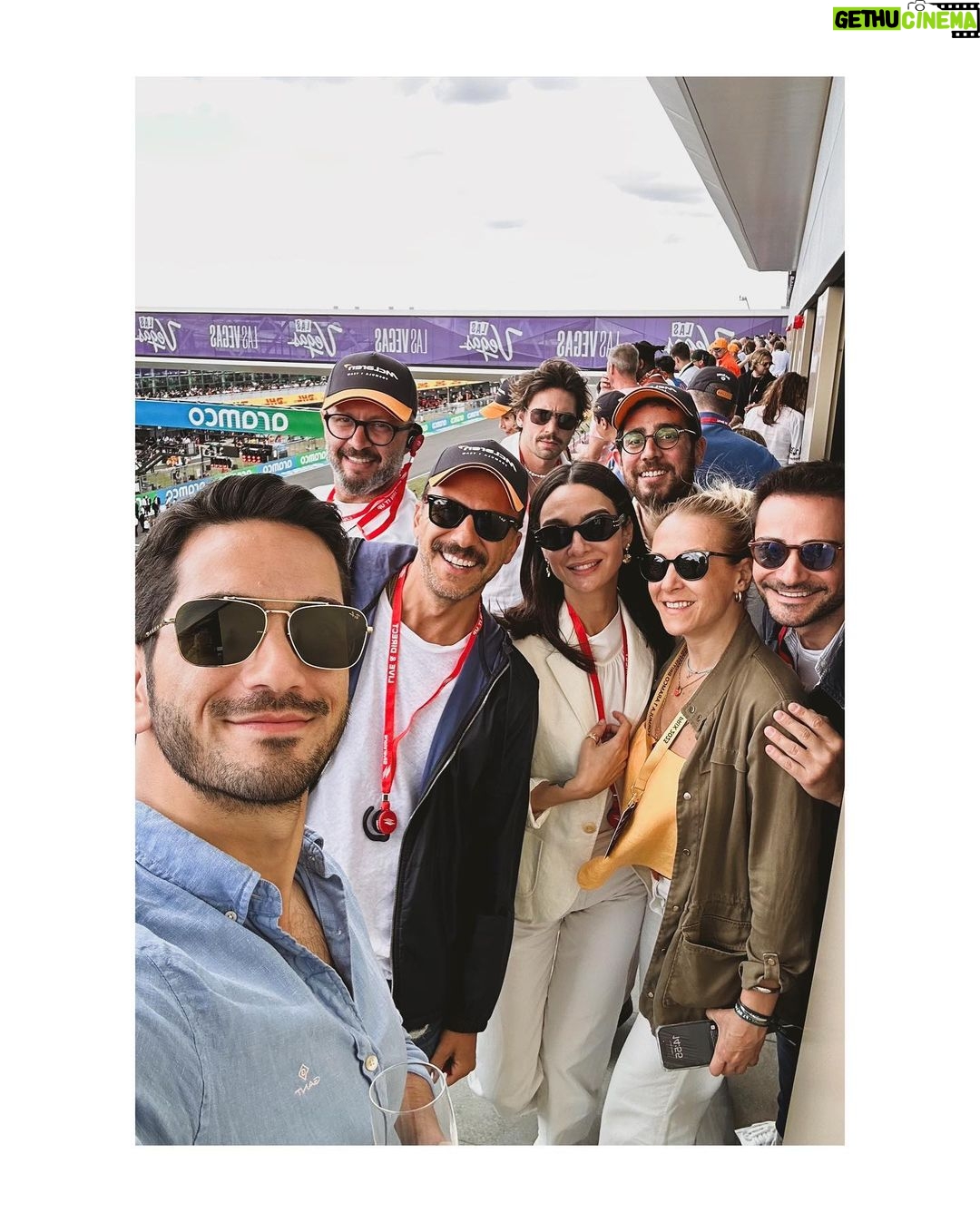 Birce Akalay Instagram - Çok keyifli geçen Londra ve Silverstone F1 maceramız, yanımıza kalan sesli ve büyük kahkahalar, ilk andan itibaren yolculuğun sonuna kadar göserdiğiniz özen ve arkadaşlık için sizlere çok teşekkür ederim tatlı ekip! İyi ki varsınız!@jackliveshere_tr ▪️Bu kaçıncı tatilimiz bilmiyorum @ibrahimselim ama hep mi çok iyisin u know! ▪️Eski dostuz ama artık anladık ki tatilde de tostuz my baby! @serkanaltunorak ▪️Bu tatil bana seni kazandırdığı için ayrıca mutluyum sevgili @taroemir sürprizlerin ve enerjine her daim tavım! Çektiğin harika fotoğraflar için ayrıca teşekkür ederiz! Nicelerine!!! 🖤🥃📷🇬🇧🏁 #şimdideğilsenezaman London, United Kingdom
