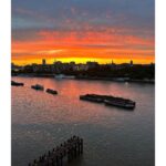 Birce Akalay Instagram - Çok keyifli geçen Londra ve Silverstone F1 maceramız, yanımıza kalan sesli ve büyük kahkahalar, ilk andan itibaren yolculuğun sonuna kadar göserdiğiniz özen ve arkadaşlık için sizlere çok teşekkür ederim tatlı ekip! İyi ki varsınız!@jackliveshere_tr ▪️Bu kaçıncı tatilimiz bilmiyorum @ibrahimselim ama hep mi çok iyisin u know! ▪️Eski dostuz ama artık anladık ki tatilde de tostuz my baby! @serkanaltunorak ▪️Bu tatil bana seni kazandırdığı için ayrıca mutluyum sevgili @taroemir sürprizlerin ve enerjine her daim tavım! Çektiğin harika fotoğraflar için ayrıca teşekkür ederiz! Nicelerine!!! 🖤🥃📷🇬🇧🏁 #şimdideğilsenezaman London, United Kingdom
