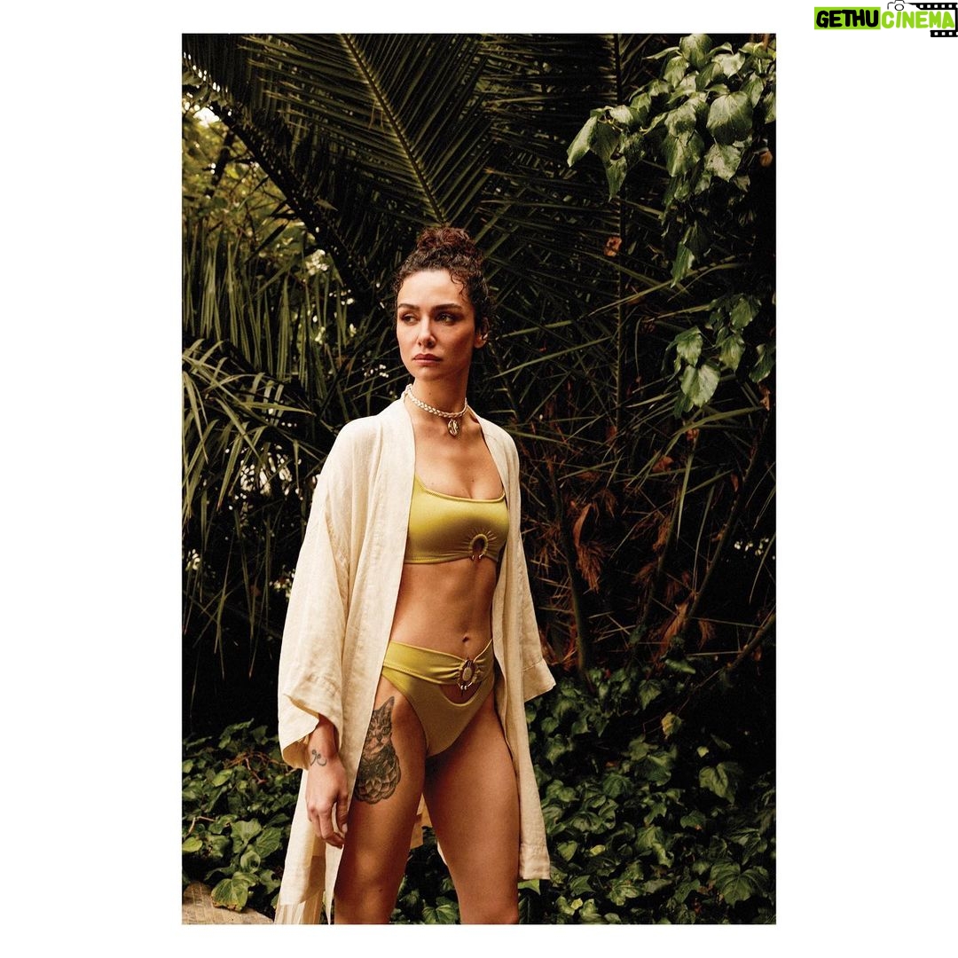 Birce Akalay Instagram - Marie Claire Temmuz’23 Birce 💚 Dagi Yayın Direktörü: @isiksimsek Röportaj: @serligazer Fotoğraflar: @erginturunc Moda Direktörü: @nazlikayran Styling asistanları: @ekinsuoktar , @yoncastalf Saç: @feritbelli , @no21istanbul
Saç asistanı: Berke Belli Makyaj: @elcinmutlu_ Makyaj asistanı: @suleymannakgul
Fotoğraf asistanları: Şimal Dilhan, İzgi Yılmaz, Ferhat Aran Videographer: @yodayolda Prodüksiyon: @ebrudoner