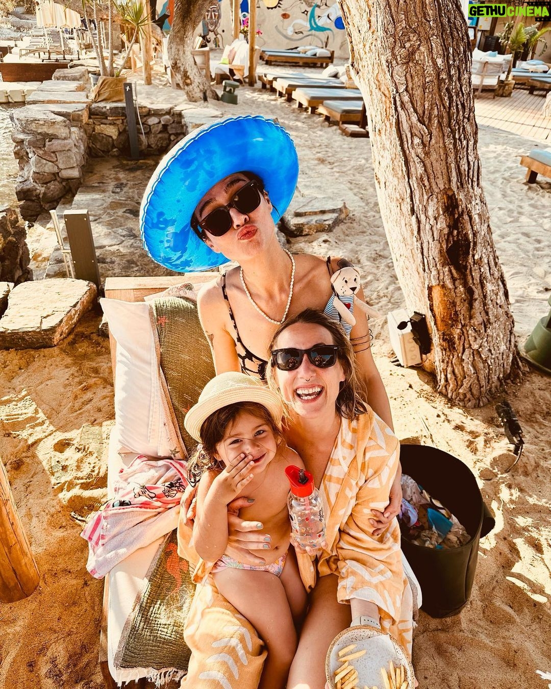 Birce Akalay Instagram - ______ Konuşalım arkadaşlar, Mangalda kül kalmasın. Atalım tutalım biraz, Ya yutarlar ya yutarsın. Sallayalım arkadaşlar, Ki duyanlar şaşakalsın. Yalandan kim ölmüş sanki, Mevlam seni çayıra salsın. 🪭 Bodrum, Mugla