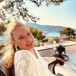 Birce Akalay Instagram - ______ Konuşalım arkadaşlar, Mangalda kül kalmasın. Atalım tutalım biraz, Ya yutarlar ya yutarsın. Sallayalım arkadaşlar, Ki duyanlar şaşakalsın. Yalandan kim ölmüş sanki, Mevlam seni çayıra salsın. 🪭 Bodrum, Mugla
