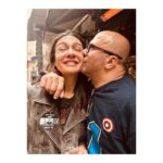 Birce Akalay Instagram - Duygularımı tarif etmem olanaksız. İlk günkü gibi,yıllardır olduğu gibi sonsuz olalım.. Kalbimizin ve gerçekliğimizin sınırsızlığına hastayım. Doğduğun güne şükürler olsun. Varlığım varlığına armağan olsun. #biggangfamily #müdürüm50yaşında 🫀🤘🏼🪐🍾🧿 Corridor