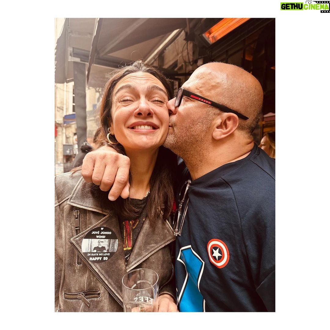Birce Akalay Instagram - Duygularımı tarif etmem olanaksız. İlk günkü gibi,yıllardır olduğu gibi sonsuz olalım.. Kalbimizin ve gerçekliğimizin sınırsızlığına hastayım. Doğduğun güne şükürler olsun. Varlığım varlığına armağan olsun. #biggangfamily #müdürüm50yaşında 🫀🤘🏼🪐🍾🧿 Corridor
