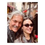 Birce Akalay Instagram – Duygularımı tarif etmem olanaksız. 
İlk günkü gibi,yıllardır olduğu gibi sonsuz olalım.. 
Kalbimizin ve gerçekliğimizin sınırsızlığına hastayım.
Doğduğun güne şükürler olsun.
Varlığım varlığına armağan olsun. 
#biggangfamily
#müdürüm50yaşında
🫀🤘🏼🪐🍾🧿 Corridor