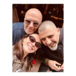 Birce Akalay Instagram - Duygularımı tarif etmem olanaksız. İlk günkü gibi,yıllardır olduğu gibi sonsuz olalım.. Kalbimizin ve gerçekliğimizin sınırsızlığına hastayım. Doğduğun güne şükürler olsun. Varlığım varlığına armağan olsun. #biggangfamily #müdürüm50yaşında 🫀🤘🏼🪐🍾🧿 Corridor