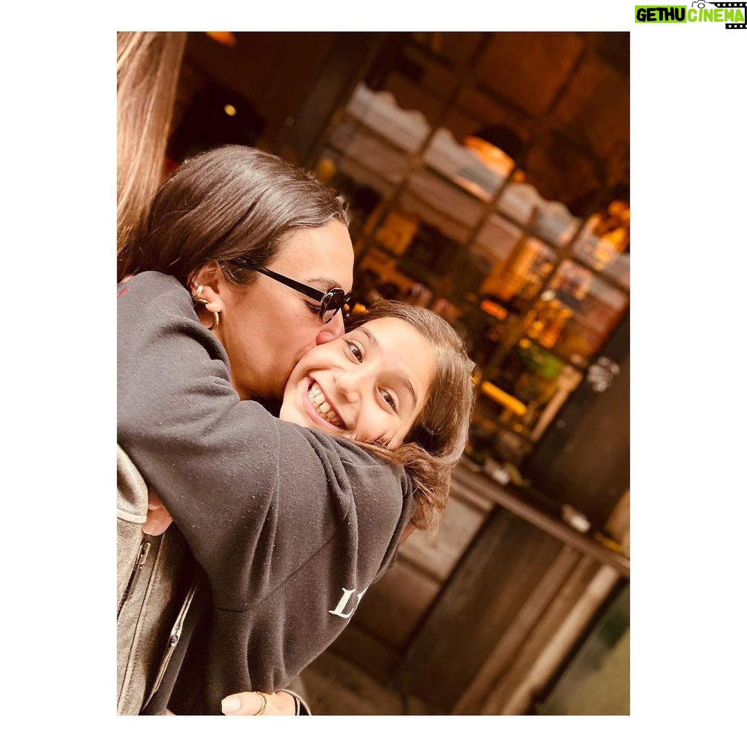 Birce Akalay Instagram - Duygularımı tarif etmem olanaksız. İlk günkü gibi,yıllardır olduğu gibi sonsuz olalım.. Kalbimizin ve gerçekliğimizin sınırsızlığına hastayım. Doğduğun güne şükürler olsun. Varlığım varlığına armağan olsun. #biggangfamily #müdürüm50yaşında 🫀🤘🏼🪐🍾🧿 Corridor