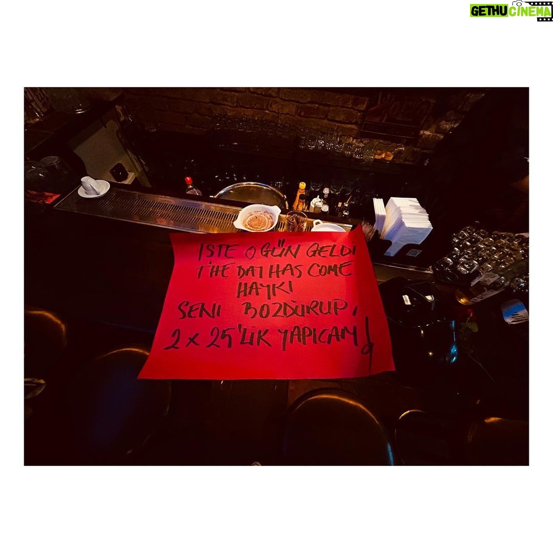 Birce Akalay Instagram - Duygularımı tarif etmem olanaksız. İlk günkü gibi,yıllardır olduğu gibi sonsuz olalım.. Kalbimizin ve gerçekliğimizin sınırsızlığına hastayım. Doğduğun güne şükürler olsun. Varlığım varlığına armağan olsun. #biggangfamily #müdürüm50yaşında 🫀🤘🏼🪐🍾🧿 Corridor