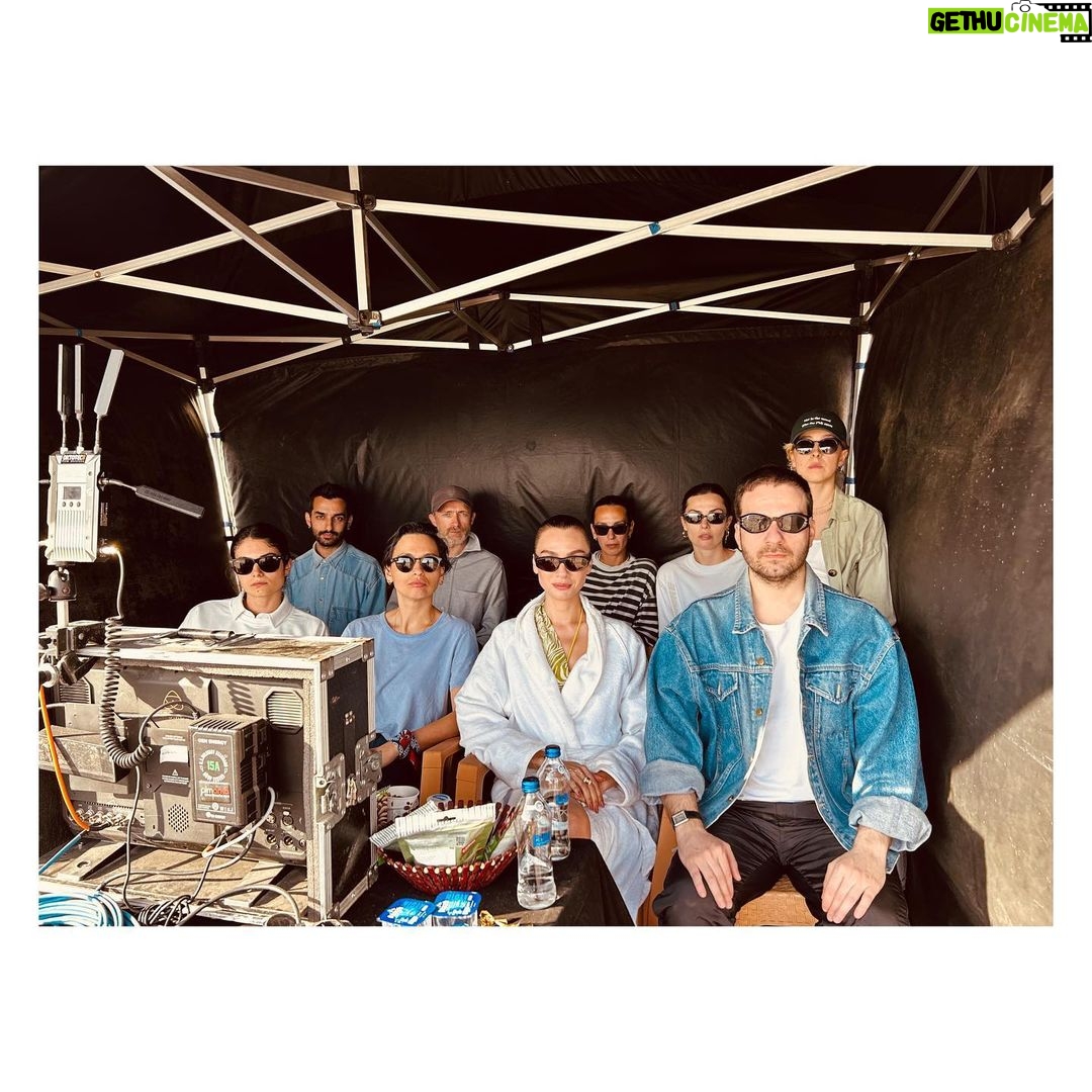 Birce Akalay Instagram - _____ A few days ago in a galaxy far, far away dump. The 8 horsemen of the apocalypse .👽 Ayrıca unutmayın ki; « Yosunlu sangrialar yalnız deniz kızları içindir. » Ve Sefasevenler Klübü Asbaşkanı elbette onu sona sakladım. 🪭 Anyways I hope you also have friends who recognise you when you spread your wings. Xxx See you soon with our new campain.. İzmir, Turkey