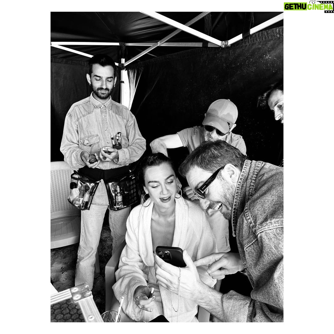 Birce Akalay Instagram - _____ A few days ago in a galaxy far, far away dump. The 8 horsemen of the apocalypse .👽 Ayrıca unutmayın ki; « Yosunlu sangrialar yalnız deniz kızları içindir. » Ve Sefasevenler Klübü Asbaşkanı elbette onu sona sakladım. 🪭 Anyways I hope you also have friends who recognise you when you spread your wings. Xxx See you soon with our new campain.. İzmir, Turkey