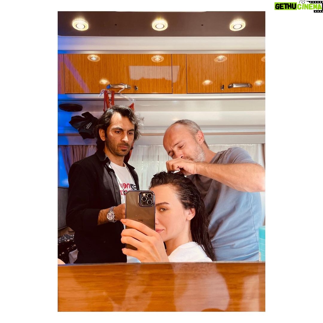 Birce Akalay Instagram - _____ A few days ago in a galaxy far, far away dump. The 8 horsemen of the apocalypse .👽 Ayrıca unutmayın ki; « Yosunlu sangrialar yalnız deniz kızları içindir. » Ve Sefasevenler Klübü Asbaşkanı elbette onu sona sakladım. 🪭 Anyways I hope you also have friends who recognise you when you spread your wings. Xxx See you soon with our new campain.. İzmir, Turkey
