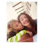 Birce Akalay Instagram - Bugün beni bu dünyaya getiren koca yürekli kadınının doğumgünü. İyi ki doğmuşsun benim canım validem. Ve gönlünce sürsün yaşamın dilerim ki bahçen hep çiçeklensin Yasemin. Seni bu dünyada her şeyden çok seviyorum. ••• Today is the birthday of the big-hearted woman who brought me into this world. Happy birthday to you, my dear mother. And may your life continue to your heart's content so that your garden always blooms, Yasemin. I love you more than anything in this world. 🫠🐚🪸🌺🫂 Bodrum, Mugla