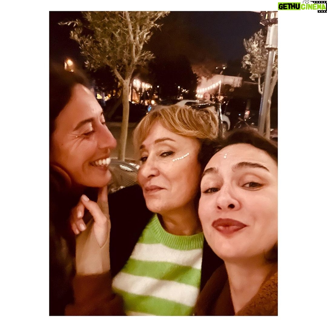 Birce Akalay Instagram - Bugün beni bu dünyaya getiren koca yürekli kadınının doğumgünü. İyi ki doğmuşsun benim canım validem. Ve gönlünce sürsün yaşamın dilerim ki bahçen hep çiçeklensin Yasemin. Seni bu dünyada her şeyden çok seviyorum. ••• Today is the birthday of the big-hearted woman who brought me into this world. Happy birthday to you, my dear mother. And may your life continue to your heart's content so that your garden always blooms, Yasemin. I love you more than anything in this world. 🫠🐚🪸🌺🫂 Bodrum, Mugla