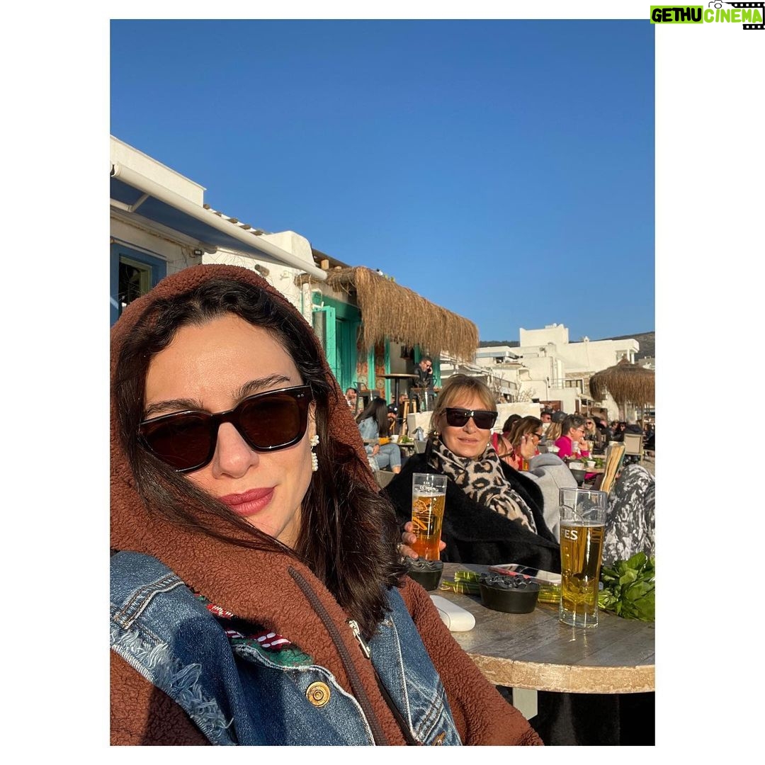 Birce Akalay Instagram - Bugün beni bu dünyaya getiren koca yürekli kadınının doğumgünü. İyi ki doğmuşsun benim canım validem. Ve gönlünce sürsün yaşamın dilerim ki bahçen hep çiçeklensin Yasemin. Seni bu dünyada her şeyden çok seviyorum. ••• Today is the birthday of the big-hearted woman who brought me into this world. Happy birthday to you, my dear mother. And may your life continue to your heart's content so that your garden always blooms, Yasemin. I love you more than anything in this world. 🫠🐚🪸🌺🫂 Bodrum, Mugla