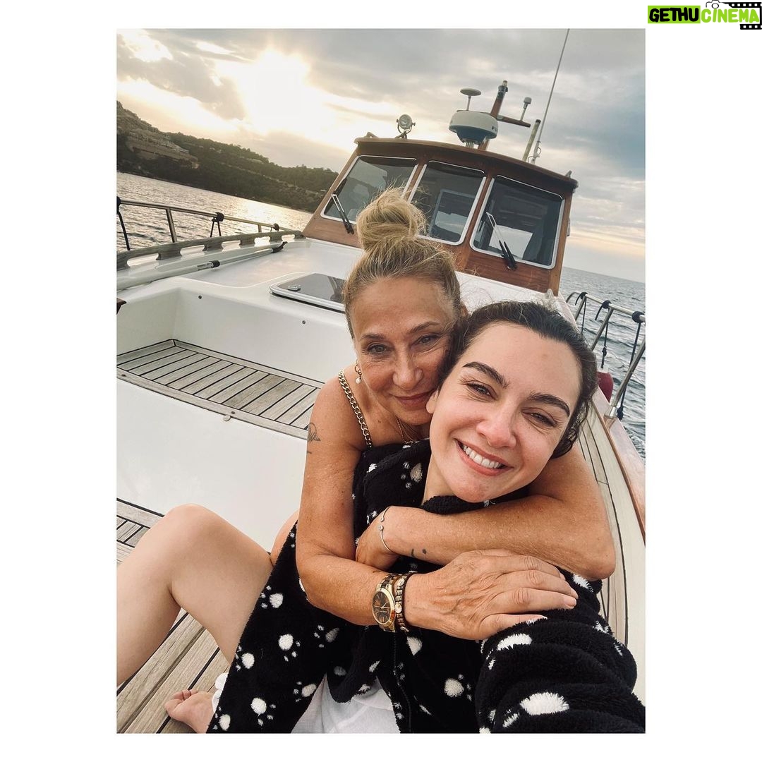 Birce Akalay Instagram - Bugün beni bu dünyaya getiren koca yürekli kadınının doğumgünü. İyi ki doğmuşsun benim canım validem. Ve gönlünce sürsün yaşamın dilerim ki bahçen hep çiçeklensin Yasemin. Seni bu dünyada her şeyden çok seviyorum. ••• Today is the birthday of the big-hearted woman who brought me into this world. Happy birthday to you, my dear mother. And may your life continue to your heart's content so that your garden always blooms, Yasemin. I love you more than anything in this world. 🫠🐚🪸🌺🫂 Bodrum, Mugla