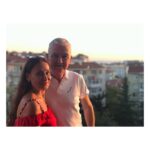 Birce Akalay Instagram – Bugün beni bu dünyaya getiren koca yürekli kadınının doğumgünü. İyi ki doğmuşsun benim canım validem.
Ve gönlünce sürsün yaşamın dilerim ki bahçen hep çiçeklensin Yasemin.
Seni bu dünyada her şeyden çok seviyorum.
•••
Today is the birthday of the big-hearted woman who brought me into this world. Happy birthday to you, my dear mother.
And may your life continue to your heart’s content so that your garden always blooms, Yasemin.
I love you more than anything in this world.
🫠🐚🪸🌺🫂 Bodrum, Mugla