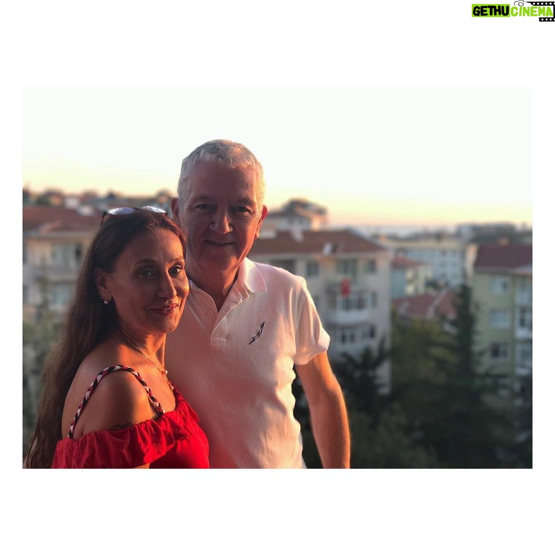 Birce Akalay Instagram - Bugün beni bu dünyaya getiren koca yürekli kadınının doğumgünü. İyi ki doğmuşsun benim canım validem. Ve gönlünce sürsün yaşamın dilerim ki bahçen hep çiçeklensin Yasemin. Seni bu dünyada her şeyden çok seviyorum. ••• Today is the birthday of the big-hearted woman who brought me into this world. Happy birthday to you, my dear mother. And may your life continue to your heart's content so that your garden always blooms, Yasemin. I love you more than anything in this world. 🫠🐚🪸🌺🫂 Bodrum, Mugla