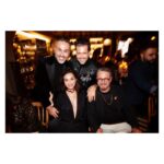 Birce Akalay Instagram - Bazı akşamları ölene kadar hatırlayacak olmamızın sebebi o geceyi unutulmaz kılanlardır. ••• Sevgili dostlarım Mert ve Ahmet sizlerle yaşamımın en ahenkli olduğunu düşündüğüm yıllarında tanıştığım için çok şanslıyım. Hem dostluğunuzla kalbime hem de cömert tavrınızla markama ilk günden beri desteğinizi eksik etmediniz. Sizin bebeğiniz Ninnon’un 5 yaşı tam da bu yüzden sanki benim bebeğimin 5. yaşı gibiydi. Mutluluğunuz benim de mutluluğumdu.O gece masaya koyduğunuz nezaketiniz ve inceliklerinizden fazlasıdı. Paylaşmak ise bizlerin şansı. Ne ellerimiz ayrılsın ne de yollarımız. Doğumgününüz kutlu olsun canlarım. Sizi çok seviyorum. ••• Kalbimin ölümsüz yıldızı, Nünüm,ipek sesini başımızı göğsüne yaslayarak dinleyebildiğimiz için, o kadar şanslıyız ki. Herkese tek tek sarılan yüce ruhuna sağlık olsun canımın içi sevgilim. Miyav! ••• Tanımaktan onur ve gurur duyduğum,parmakları ile ruhunun arasındaki yola hayran olduğum ülkemin “harika çocuğu” canım Burçin. O da o mütevazı kişiliği ile bizim havamıza rengimize şarkımıza mavramıza karıştı ya! Sözün bittiği yerdik gerçekten. :) ••• Canım Bige, çılgın arkadaşım Bige! Bu harika gecenin hiçbir anını kaçırmamışsın yine! Fotoğraf makinen senin elindeki üçüncü gözün buna artık eminim! İyi ki varsın çok yaşa! ••• Ve tüm gece kahkahalarımızı, şarkılarımızı ve dualarımızı paylaştığım canım dostlarım sizi çok seviyorum.Ne ilkti bu soframız ne de son biliyorum. Her biri birbirinden ölümsüz ve anlamlıdır anlarımızın ama da bu bir başka değil miydi arkadaş! Nice güzel günlere hep birlikte… ••• Tüm gece bize servisinde kusur etmeyen arkadaşlarımızın da ellerine ayaklarına sağlık diliyorum.Aklım hep o son gelen çikolatalı yuvarlakta kaldı. :) 🥂🪐♥️ @the_ninon @mertaslanfashion @ahmetgencehan @durunukhet @burcinbuke1 @hknylcn @ibrahimselim @hulyaeltemur @nataliyarcan @ayseorberk @zeynep_madra @dilarakocakiyiyasam #reklamdeğildostmeclisi