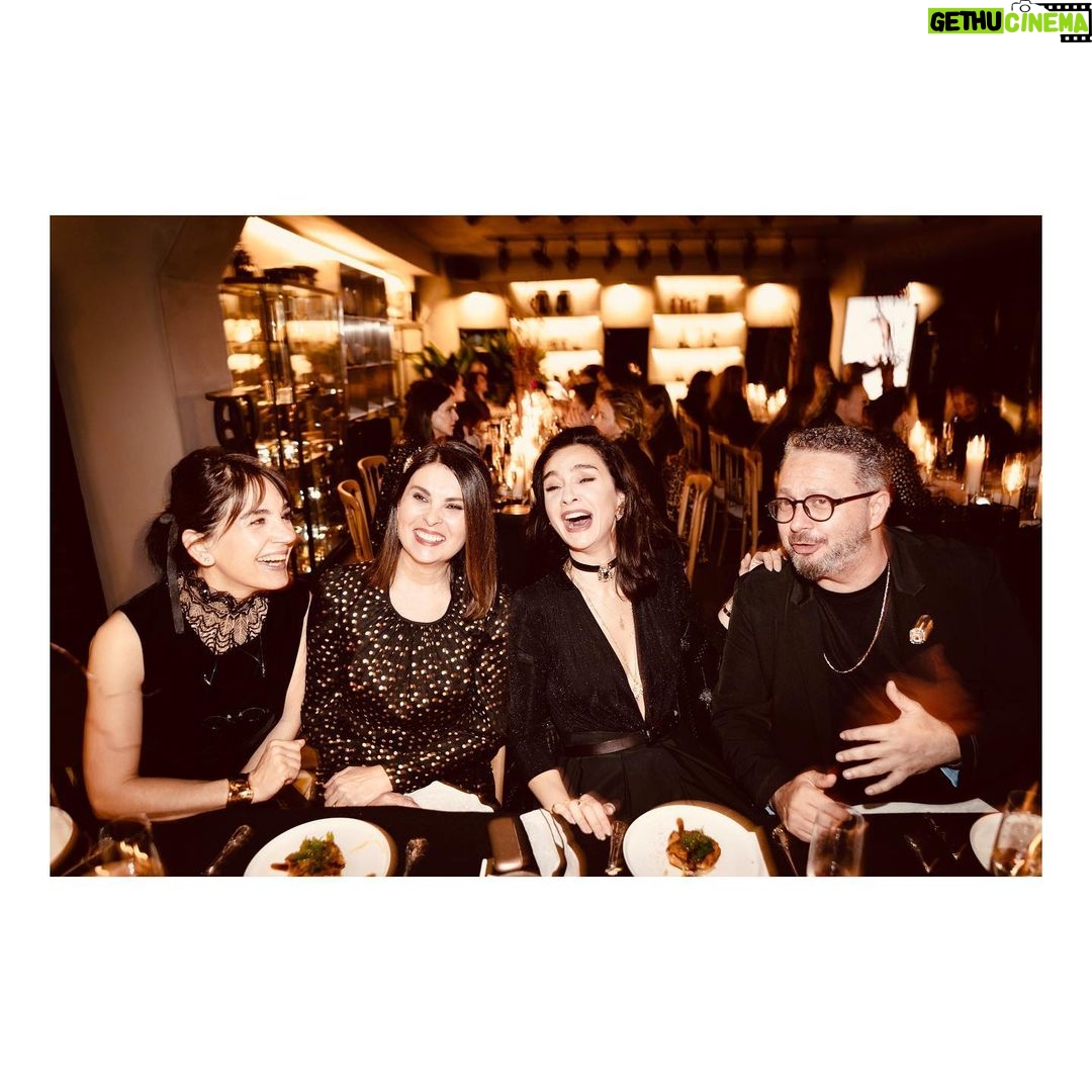 Birce Akalay Instagram - Bazı akşamları ölene kadar hatırlayacak olmamızın sebebi o geceyi unutulmaz kılanlardır. ••• Sevgili dostlarım Mert ve Ahmet sizlerle yaşamımın en ahenkli olduğunu düşündüğüm yıllarında tanıştığım için çok şanslıyım. Hem dostluğunuzla kalbime hem de cömert tavrınızla markama ilk günden beri desteğinizi eksik etmediniz. Sizin bebeğiniz Ninnon’un 5 yaşı tam da bu yüzden sanki benim bebeğimin 5. yaşı gibiydi. Mutluluğunuz benim de mutluluğumdu.O gece masaya koyduğunuz nezaketiniz ve inceliklerinizden fazlasıdı. Paylaşmak ise bizlerin şansı. Ne ellerimiz ayrılsın ne de yollarımız. Doğumgününüz kutlu olsun canlarım. Sizi çok seviyorum. ••• Kalbimin ölümsüz yıldızı, Nünüm,ipek sesini başımızı göğsüne yaslayarak dinleyebildiğimiz için, o kadar şanslıyız ki. Herkese tek tek sarılan yüce ruhuna sağlık olsun canımın içi sevgilim. Miyav! ••• Tanımaktan onur ve gurur duyduğum,parmakları ile ruhunun arasındaki yola hayran olduğum ülkemin “harika çocuğu” canım Burçin. O da o mütevazı kişiliği ile bizim havamıza rengimize şarkımıza mavramıza karıştı ya! Sözün bittiği yerdik gerçekten. :) ••• Canım Bige, çılgın arkadaşım Bige! Bu harika gecenin hiçbir anını kaçırmamışsın yine! Fotoğraf makinen senin elindeki üçüncü gözün buna artık eminim! İyi ki varsın çok yaşa! ••• Ve tüm gece kahkahalarımızı, şarkılarımızı ve dualarımızı paylaştığım canım dostlarım sizi çok seviyorum.Ne ilkti bu soframız ne de son biliyorum. Her biri birbirinden ölümsüz ve anlamlıdır anlarımızın ama da bu bir başka değil miydi arkadaş! Nice güzel günlere hep birlikte… ••• Tüm gece bize servisinde kusur etmeyen arkadaşlarımızın da ellerine ayaklarına sağlık diliyorum.Aklım hep o son gelen çikolatalı yuvarlakta kaldı. :) 🥂🪐♥️ @the_ninon @mertaslanfashion @ahmetgencehan @durunukhet @burcinbuke1 @hknylcn @ibrahimselim @hulyaeltemur @nataliyarcan @ayseorberk @zeynep_madra @dilarakocakiyiyasam #reklamdeğildostmeclisi