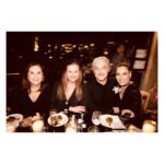 Birce Akalay Instagram - Bazı akşamları ölene kadar hatırlayacak olmamızın sebebi o geceyi unutulmaz kılanlardır. ••• Sevgili dostlarım Mert ve Ahmet sizlerle yaşamımın en ahenkli olduğunu düşündüğüm yıllarında tanıştığım için çok şanslıyım. Hem dostluğunuzla kalbime hem de cömert tavrınızla markama ilk günden beri desteğinizi eksik etmediniz. Sizin bebeğiniz Ninnon’un 5 yaşı tam da bu yüzden sanki benim bebeğimin 5. yaşı gibiydi. Mutluluğunuz benim de mutluluğumdu.O gece masaya koyduğunuz nezaketiniz ve inceliklerinizden fazlasıdı. Paylaşmak ise bizlerin şansı. Ne ellerimiz ayrılsın ne de yollarımız. Doğumgününüz kutlu olsun canlarım. Sizi çok seviyorum. ••• Kalbimin ölümsüz yıldızı, Nünüm,ipek sesini başımızı göğsüne yaslayarak dinleyebildiğimiz için, o kadar şanslıyız ki. Herkese tek tek sarılan yüce ruhuna sağlık olsun canımın içi sevgilim. Miyav! ••• Tanımaktan onur ve gurur duyduğum,parmakları ile ruhunun arasındaki yola hayran olduğum ülkemin “harika çocuğu” canım Burçin. O da o mütevazı kişiliği ile bizim havamıza rengimize şarkımıza mavramıza karıştı ya! Sözün bittiği yerdik gerçekten. :) ••• Canım Bige, çılgın arkadaşım Bige! Bu harika gecenin hiçbir anını kaçırmamışsın yine! Fotoğraf makinen senin elindeki üçüncü gözün buna artık eminim! İyi ki varsın çok yaşa! ••• Ve tüm gece kahkahalarımızı, şarkılarımızı ve dualarımızı paylaştığım canım dostlarım sizi çok seviyorum.Ne ilkti bu soframız ne de son biliyorum. Her biri birbirinden ölümsüz ve anlamlıdır anlarımızın ama da bu bir başka değil miydi arkadaş! Nice güzel günlere hep birlikte… ••• Tüm gece bize servisinde kusur etmeyen arkadaşlarımızın da ellerine ayaklarına sağlık diliyorum.Aklım hep o son gelen çikolatalı yuvarlakta kaldı. :) 🥂🪐♥️ @the_ninon @mertaslanfashion @ahmetgencehan @durunukhet @burcinbuke1 @hknylcn @ibrahimselim @hulyaeltemur @nataliyarcan @ayseorberk @zeynep_madra @dilarakocakiyiyasam #reklamdeğildostmeclisi