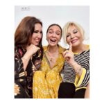Birce Akalay Instagram - Kimselere ne kadar şanslı bir kadın olduğumu tarif edemediğim o ölümsüz an! 💙 Emel Hanım paylaşmasaydı ben ömür boyu kendime saklardım. Çok şanslıydım o gece çocuklar çok! 🧜🏻‍♀️🐚🪸 @emelsayinofficial 🧿@durunukhet 𝓗𝓮𝓪𝓿𝓮𝓷.