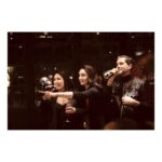 Birce Akalay Instagram - Bazı akşamları ölene kadar hatırlayacak olmamızın sebebi o geceyi unutulmaz kılanlardır. ••• Sevgili dostlarım Mert ve Ahmet sizlerle yaşamımın en ahenkli olduğunu düşündüğüm yıllarında tanıştığım için çok şanslıyım. Hem dostluğunuzla kalbime hem de cömert tavrınızla markama ilk günden beri desteğinizi eksik etmediniz. Sizin bebeğiniz Ninnon’un 5 yaşı tam da bu yüzden sanki benim bebeğimin 5. yaşı gibiydi. Mutluluğunuz benim de mutluluğumdu.O gece masaya koyduğunuz nezaketiniz ve inceliklerinizden fazlasıdı. Paylaşmak ise bizlerin şansı. Ne ellerimiz ayrılsın ne de yollarımız. Doğumgününüz kutlu olsun canlarım. Sizi çok seviyorum. ••• Kalbimin ölümsüz yıldızı, Nünüm,ipek sesini başımızı göğsüne yaslayarak dinleyebildiğimiz için, o kadar şanslıyız ki. Herkese tek tek sarılan yüce ruhuna sağlık olsun canımın içi sevgilim. Miyav! ••• Tanımaktan onur ve gurur duyduğum,parmakları ile ruhunun arasındaki yola hayran olduğum ülkemin “harika çocuğu” canım Burçin. O da o mütevazı kişiliği ile bizim havamıza rengimize şarkımıza mavramıza karıştı ya! Sözün bittiği yerdik gerçekten. :) ••• Canım Bige, çılgın arkadaşım Bige! Bu harika gecenin hiçbir anını kaçırmamışsın yine! Fotoğraf makinen senin elindeki üçüncü gözün buna artık eminim! İyi ki varsın çok yaşa! ••• Ve tüm gece kahkahalarımızı, şarkılarımızı ve dualarımızı paylaştığım canım dostlarım sizi çok seviyorum.Ne ilkti bu soframız ne de son biliyorum. Her biri birbirinden ölümsüz ve anlamlıdır anlarımızın ama da bu bir başka değil miydi arkadaş! Nice güzel günlere hep birlikte… ••• Tüm gece bize servisinde kusur etmeyen arkadaşlarımızın da ellerine ayaklarına sağlık diliyorum.Aklım hep o son gelen çikolatalı yuvarlakta kaldı. :) 🥂🪐♥️ @the_ninon @mertaslanfashion @ahmetgencehan @durunukhet @burcinbuke1 @hknylcn @ibrahimselim @hulyaeltemur @nataliyarcan @ayseorberk @zeynep_madra @dilarakocakiyiyasam #reklamdeğildostmeclisi
