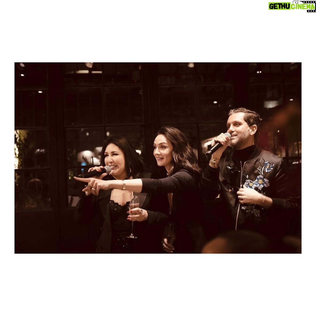 Birce Akalay Instagram - Bazı akşamları ölene kadar hatırlayacak olmamızın sebebi o geceyi unutulmaz kılanlardır. ••• Sevgili dostlarım Mert ve Ahmet sizlerle yaşamımın en ahenkli olduğunu düşündüğüm yıllarında tanıştığım için çok şanslıyım. Hem dostluğunuzla kalbime hem de cömert tavrınızla markama ilk günden beri desteğinizi eksik etmediniz. Sizin bebeğiniz Ninnon’un 5 yaşı tam da bu yüzden sanki benim bebeğimin 5. yaşı gibiydi. Mutluluğunuz benim de mutluluğumdu.O gece masaya koyduğunuz nezaketiniz ve inceliklerinizden fazlasıdı. Paylaşmak ise bizlerin şansı. Ne ellerimiz ayrılsın ne de yollarımız. Doğumgününüz kutlu olsun canlarım. Sizi çok seviyorum. ••• Kalbimin ölümsüz yıldızı, Nünüm,ipek sesini başımızı göğsüne yaslayarak dinleyebildiğimiz için, o kadar şanslıyız ki. Herkese tek tek sarılan yüce ruhuna sağlık olsun canımın içi sevgilim. Miyav! ••• Tanımaktan onur ve gurur duyduğum,parmakları ile ruhunun arasındaki yola hayran olduğum ülkemin “harika çocuğu” canım Burçin. O da o mütevazı kişiliği ile bizim havamıza rengimize şarkımıza mavramıza karıştı ya! Sözün bittiği yerdik gerçekten. :) ••• Canım Bige, çılgın arkadaşım Bige! Bu harika gecenin hiçbir anını kaçırmamışsın yine! Fotoğraf makinen senin elindeki üçüncü gözün buna artık eminim! İyi ki varsın çok yaşa! ••• Ve tüm gece kahkahalarımızı, şarkılarımızı ve dualarımızı paylaştığım canım dostlarım sizi çok seviyorum.Ne ilkti bu soframız ne de son biliyorum. Her biri birbirinden ölümsüz ve anlamlıdır anlarımızın ama da bu bir başka değil miydi arkadaş! Nice güzel günlere hep birlikte… ••• Tüm gece bize servisinde kusur etmeyen arkadaşlarımızın da ellerine ayaklarına sağlık diliyorum.Aklım hep o son gelen çikolatalı yuvarlakta kaldı. :) 🥂🪐♥️ @the_ninon @mertaslanfashion @ahmetgencehan @durunukhet @burcinbuke1 @hknylcn @ibrahimselim @hulyaeltemur @nataliyarcan @ayseorberk @zeynep_madra @dilarakocakiyiyasam #reklamdeğildostmeclisi