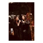 Birce Akalay Instagram - Bazı akşamları ölene kadar hatırlayacak olmamızın sebebi o geceyi unutulmaz kılanlardır. ••• Sevgili dostlarım Mert ve Ahmet sizlerle yaşamımın en ahenkli olduğunu düşündüğüm yıllarında tanıştığım için çok şanslıyım. Hem dostluğunuzla kalbime hem de cömert tavrınızla markama ilk günden beri desteğinizi eksik etmediniz. Sizin bebeğiniz Ninnon’un 5 yaşı tam da bu yüzden sanki benim bebeğimin 5. yaşı gibiydi. Mutluluğunuz benim de mutluluğumdu.O gece masaya koyduğunuz nezaketiniz ve inceliklerinizden fazlasıdı. Paylaşmak ise bizlerin şansı. Ne ellerimiz ayrılsın ne de yollarımız. Doğumgününüz kutlu olsun canlarım. Sizi çok seviyorum. ••• Kalbimin ölümsüz yıldızı, Nünüm,ipek sesini başımızı göğsüne yaslayarak dinleyebildiğimiz için, o kadar şanslıyız ki. Herkese tek tek sarılan yüce ruhuna sağlık olsun canımın içi sevgilim. Miyav! ••• Tanımaktan onur ve gurur duyduğum,parmakları ile ruhunun arasındaki yola hayran olduğum ülkemin “harika çocuğu” canım Burçin. O da o mütevazı kişiliği ile bizim havamıza rengimize şarkımıza mavramıza karıştı ya! Sözün bittiği yerdik gerçekten. :) ••• Canım Bige, çılgın arkadaşım Bige! Bu harika gecenin hiçbir anını kaçırmamışsın yine! Fotoğraf makinen senin elindeki üçüncü gözün buna artık eminim! İyi ki varsın çok yaşa! ••• Ve tüm gece kahkahalarımızı, şarkılarımızı ve dualarımızı paylaştığım canım dostlarım sizi çok seviyorum.Ne ilkti bu soframız ne de son biliyorum. Her biri birbirinden ölümsüz ve anlamlıdır anlarımızın ama da bu bir başka değil miydi arkadaş! Nice güzel günlere hep birlikte… ••• Tüm gece bize servisinde kusur etmeyen arkadaşlarımızın da ellerine ayaklarına sağlık diliyorum.Aklım hep o son gelen çikolatalı yuvarlakta kaldı. :) 🥂🪐♥️ @the_ninon @mertaslanfashion @ahmetgencehan @durunukhet @burcinbuke1 @hknylcn @ibrahimselim @hulyaeltemur @nataliyarcan @ayseorberk @zeynep_madra @dilarakocakiyiyasam #reklamdeğildostmeclisi