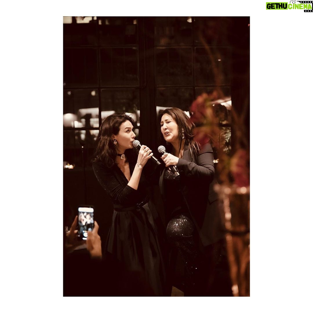 Birce Akalay Instagram - Bazı akşamları ölene kadar hatırlayacak olmamızın sebebi o geceyi unutulmaz kılanlardır. ••• Sevgili dostlarım Mert ve Ahmet sizlerle yaşamımın en ahenkli olduğunu düşündüğüm yıllarında tanıştığım için çok şanslıyım. Hem dostluğunuzla kalbime hem de cömert tavrınızla markama ilk günden beri desteğinizi eksik etmediniz. Sizin bebeğiniz Ninnon’un 5 yaşı tam da bu yüzden sanki benim bebeğimin 5. yaşı gibiydi. Mutluluğunuz benim de mutluluğumdu.O gece masaya koyduğunuz nezaketiniz ve inceliklerinizden fazlasıdı. Paylaşmak ise bizlerin şansı. Ne ellerimiz ayrılsın ne de yollarımız. Doğumgününüz kutlu olsun canlarım. Sizi çok seviyorum. ••• Kalbimin ölümsüz yıldızı, Nünüm,ipek sesini başımızı göğsüne yaslayarak dinleyebildiğimiz için, o kadar şanslıyız ki. Herkese tek tek sarılan yüce ruhuna sağlık olsun canımın içi sevgilim. Miyav! ••• Tanımaktan onur ve gurur duyduğum,parmakları ile ruhunun arasındaki yola hayran olduğum ülkemin “harika çocuğu” canım Burçin. O da o mütevazı kişiliği ile bizim havamıza rengimize şarkımıza mavramıza karıştı ya! Sözün bittiği yerdik gerçekten. :) ••• Canım Bige, çılgın arkadaşım Bige! Bu harika gecenin hiçbir anını kaçırmamışsın yine! Fotoğraf makinen senin elindeki üçüncü gözün buna artık eminim! İyi ki varsın çok yaşa! ••• Ve tüm gece kahkahalarımızı, şarkılarımızı ve dualarımızı paylaştığım canım dostlarım sizi çok seviyorum.Ne ilkti bu soframız ne de son biliyorum. Her biri birbirinden ölümsüz ve anlamlıdır anlarımızın ama da bu bir başka değil miydi arkadaş! Nice güzel günlere hep birlikte… ••• Tüm gece bize servisinde kusur etmeyen arkadaşlarımızın da ellerine ayaklarına sağlık diliyorum.Aklım hep o son gelen çikolatalı yuvarlakta kaldı. :) 🥂🪐♥️ @the_ninon @mertaslanfashion @ahmetgencehan @durunukhet @burcinbuke1 @hknylcn @ibrahimselim @hulyaeltemur @nataliyarcan @ayseorberk @zeynep_madra @dilarakocakiyiyasam #reklamdeğildostmeclisi