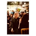Birce Akalay Instagram - Bazı akşamları ölene kadar hatırlayacak olmamızın sebebi o geceyi unutulmaz kılanlardır. ••• Sevgili dostlarım Mert ve Ahmet sizlerle yaşamımın en ahenkli olduğunu düşündüğüm yıllarında tanıştığım için çok şanslıyım. Hem dostluğunuzla kalbime hem de cömert tavrınızla markama ilk günden beri desteğinizi eksik etmediniz. Sizin bebeğiniz Ninnon’un 5 yaşı tam da bu yüzden sanki benim bebeğimin 5. yaşı gibiydi. Mutluluğunuz benim de mutluluğumdu.O gece masaya koyduğunuz nezaketiniz ve inceliklerinizden fazlasıdı. Paylaşmak ise bizlerin şansı. Ne ellerimiz ayrılsın ne de yollarımız. Doğumgününüz kutlu olsun canlarım. Sizi çok seviyorum. ••• Kalbimin ölümsüz yıldızı, Nünüm,ipek sesini başımızı göğsüne yaslayarak dinleyebildiğimiz için, o kadar şanslıyız ki. Herkese tek tek sarılan yüce ruhuna sağlık olsun canımın içi sevgilim. Miyav! ••• Tanımaktan onur ve gurur duyduğum,parmakları ile ruhunun arasındaki yola hayran olduğum ülkemin “harika çocuğu” canım Burçin. O da o mütevazı kişiliği ile bizim havamıza rengimize şarkımıza mavramıza karıştı ya! Sözün bittiği yerdik gerçekten. :) ••• Canım Bige, çılgın arkadaşım Bige! Bu harika gecenin hiçbir anını kaçırmamışsın yine! Fotoğraf makinen senin elindeki üçüncü gözün buna artık eminim! İyi ki varsın çok yaşa! ••• Ve tüm gece kahkahalarımızı, şarkılarımızı ve dualarımızı paylaştığım canım dostlarım sizi çok seviyorum.Ne ilkti bu soframız ne de son biliyorum. Her biri birbirinden ölümsüz ve anlamlıdır anlarımızın ama da bu bir başka değil miydi arkadaş! Nice güzel günlere hep birlikte… ••• Tüm gece bize servisinde kusur etmeyen arkadaşlarımızın da ellerine ayaklarına sağlık diliyorum.Aklım hep o son gelen çikolatalı yuvarlakta kaldı. :) 🥂🪐♥️ @the_ninon @mertaslanfashion @ahmetgencehan @durunukhet @burcinbuke1 @hknylcn @ibrahimselim @hulyaeltemur @nataliyarcan @ayseorberk @zeynep_madra @dilarakocakiyiyasam #reklamdeğildostmeclisi