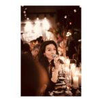 Birce Akalay Instagram - Bazı akşamları ölene kadar hatırlayacak olmamızın sebebi o geceyi unutulmaz kılanlardır. ••• Sevgili dostlarım Mert ve Ahmet sizlerle yaşamımın en ahenkli olduğunu düşündüğüm yıllarında tanıştığım için çok şanslıyım. Hem dostluğunuzla kalbime hem de cömert tavrınızla markama ilk günden beri desteğinizi eksik etmediniz. Sizin bebeğiniz Ninnon’un 5 yaşı tam da bu yüzden sanki benim bebeğimin 5. yaşı gibiydi. Mutluluğunuz benim de mutluluğumdu.O gece masaya koyduğunuz nezaketiniz ve inceliklerinizden fazlasıdı. Paylaşmak ise bizlerin şansı. Ne ellerimiz ayrılsın ne de yollarımız. Doğumgününüz kutlu olsun canlarım. Sizi çok seviyorum. ••• Kalbimin ölümsüz yıldızı, Nünüm,ipek sesini başımızı göğsüne yaslayarak dinleyebildiğimiz için, o kadar şanslıyız ki. Herkese tek tek sarılan yüce ruhuna sağlık olsun canımın içi sevgilim. Miyav! ••• Tanımaktan onur ve gurur duyduğum,parmakları ile ruhunun arasındaki yola hayran olduğum ülkemin “harika çocuğu” canım Burçin. O da o mütevazı kişiliği ile bizim havamıza rengimize şarkımıza mavramıza karıştı ya! Sözün bittiği yerdik gerçekten. :) ••• Canım Bige, çılgın arkadaşım Bige! Bu harika gecenin hiçbir anını kaçırmamışsın yine! Fotoğraf makinen senin elindeki üçüncü gözün buna artık eminim! İyi ki varsın çok yaşa! ••• Ve tüm gece kahkahalarımızı, şarkılarımızı ve dualarımızı paylaştığım canım dostlarım sizi çok seviyorum.Ne ilkti bu soframız ne de son biliyorum. Her biri birbirinden ölümsüz ve anlamlıdır anlarımızın ama da bu bir başka değil miydi arkadaş! Nice güzel günlere hep birlikte… ••• Tüm gece bize servisinde kusur etmeyen arkadaşlarımızın da ellerine ayaklarına sağlık diliyorum.Aklım hep o son gelen çikolatalı yuvarlakta kaldı. :) 🥂🪐♥️ @the_ninon @mertaslanfashion @ahmetgencehan @durunukhet @burcinbuke1 @hknylcn @ibrahimselim @hulyaeltemur @nataliyarcan @ayseorberk @zeynep_madra @dilarakocakiyiyasam #reklamdeğildostmeclisi
