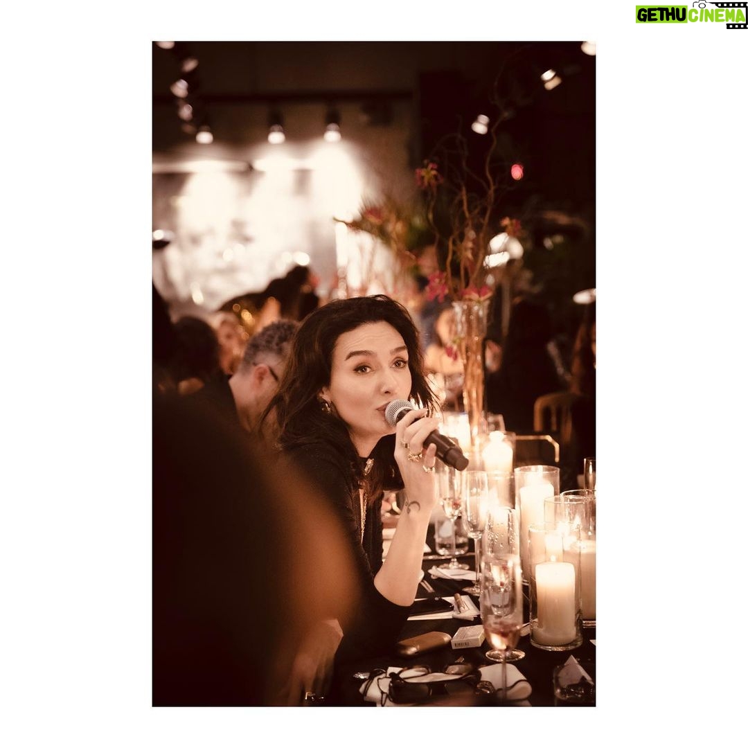 Birce Akalay Instagram - Bazı akşamları ölene kadar hatırlayacak olmamızın sebebi o geceyi unutulmaz kılanlardır. ••• Sevgili dostlarım Mert ve Ahmet sizlerle yaşamımın en ahenkli olduğunu düşündüğüm yıllarında tanıştığım için çok şanslıyım. Hem dostluğunuzla kalbime hem de cömert tavrınızla markama ilk günden beri desteğinizi eksik etmediniz. Sizin bebeğiniz Ninnon’un 5 yaşı tam da bu yüzden sanki benim bebeğimin 5. yaşı gibiydi. Mutluluğunuz benim de mutluluğumdu.O gece masaya koyduğunuz nezaketiniz ve inceliklerinizden fazlasıdı. Paylaşmak ise bizlerin şansı. Ne ellerimiz ayrılsın ne de yollarımız. Doğumgününüz kutlu olsun canlarım. Sizi çok seviyorum. ••• Kalbimin ölümsüz yıldızı, Nünüm,ipek sesini başımızı göğsüne yaslayarak dinleyebildiğimiz için, o kadar şanslıyız ki. Herkese tek tek sarılan yüce ruhuna sağlık olsun canımın içi sevgilim. Miyav! ••• Tanımaktan onur ve gurur duyduğum,parmakları ile ruhunun arasındaki yola hayran olduğum ülkemin “harika çocuğu” canım Burçin. O da o mütevazı kişiliği ile bizim havamıza rengimize şarkımıza mavramıza karıştı ya! Sözün bittiği yerdik gerçekten. :) ••• Canım Bige, çılgın arkadaşım Bige! Bu harika gecenin hiçbir anını kaçırmamışsın yine! Fotoğraf makinen senin elindeki üçüncü gözün buna artık eminim! İyi ki varsın çok yaşa! ••• Ve tüm gece kahkahalarımızı, şarkılarımızı ve dualarımızı paylaştığım canım dostlarım sizi çok seviyorum.Ne ilkti bu soframız ne de son biliyorum. Her biri birbirinden ölümsüz ve anlamlıdır anlarımızın ama da bu bir başka değil miydi arkadaş! Nice güzel günlere hep birlikte… ••• Tüm gece bize servisinde kusur etmeyen arkadaşlarımızın da ellerine ayaklarına sağlık diliyorum.Aklım hep o son gelen çikolatalı yuvarlakta kaldı. :) 🥂🪐♥️ @the_ninon @mertaslanfashion @ahmetgencehan @durunukhet @burcinbuke1 @hknylcn @ibrahimselim @hulyaeltemur @nataliyarcan @ayseorberk @zeynep_madra @dilarakocakiyiyasam #reklamdeğildostmeclisi