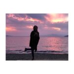 Birce Akalay Instagram - Kalbimdeki sofra çok kalabalık bu akşam. Canım ailem, dostlarım, sevdiklerim, bana dokunmuş ya da yaşama süresi bitmiş, iyi ve kötü, hayatımda iz bırakmış herkese teşekkür ediyorum. Hep birlikte olmayınca, yalnız geçirmeyi tercih ediyorum yeni yıl akşamlarını. Hal böyle olunca içimdeki güzel kalabalıkla mutlu oluyorum. ••• Hayat bana cömert ve güzel davrandı bir çok konuda, o yüzden sonsuz bir şükür ve vefa isteğiyle doluyum ben. Sizi bilmem. :) İyi ki yaşadık beraber. Hepinizi buralara fotoğrafla sığrdırmam mümkün değil o yüzden içimde bir huzurlu melodi olduğunuzu yazmak istedim. ••• Geride bıraktığımız zamanda bilmeden kırdıklarım, üzdüklerim olduysa da beni affedin rica ederim.Kimsenin kimseyi üzmeye kırmaya hakkı yok bu hayatta. Özür dilerim. ••• Kalbimi derinden kırmışlardan ise uzaklaştım bu geçmişte kalan yılda,onlar kendilerini bilirler.Çünkü artık inceliklerden yoksun düşüncelerin sohbetinde varlık gösteremiyorum, her defasında üzülmektense başka bir patikada yürümeyi tercih ediyorum.Sizi de sevmeye devam ediyorum ama beni anlayın rica ederim. ••• Kalbinize ve sevdiklerinize iyi bakın.. Her anlamda daha güzel bir yıl olsun dilerim. Arrivederci ‘22 ♻️