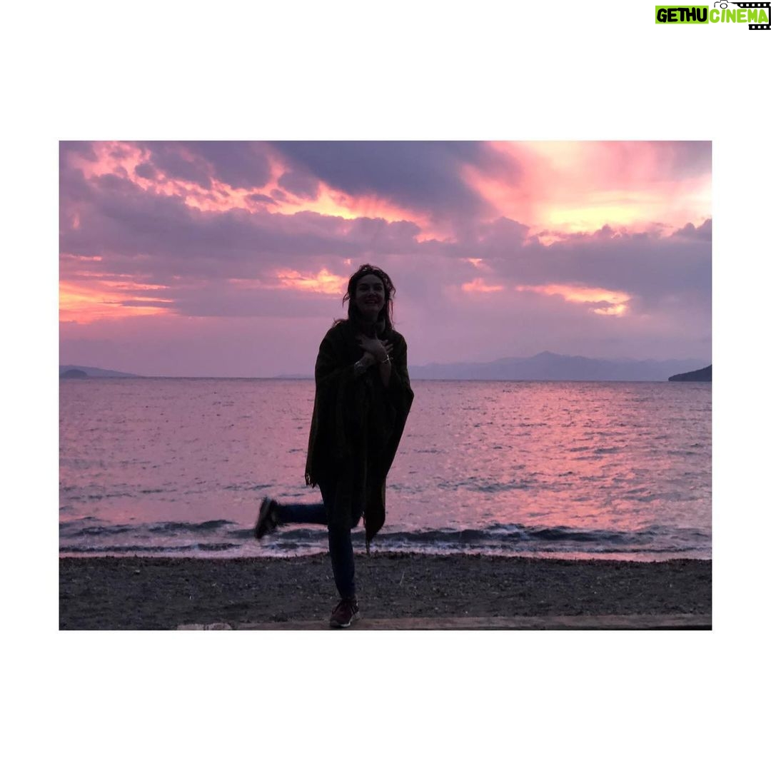 Birce Akalay Instagram - Kalbimdeki sofra çok kalabalık bu akşam. Canım ailem, dostlarım, sevdiklerim, bana dokunmuş ya da yaşama süresi bitmiş, iyi ve kötü, hayatımda iz bırakmış herkese teşekkür ediyorum. Hep birlikte olmayınca, yalnız geçirmeyi tercih ediyorum yeni yıl akşamlarını. Hal böyle olunca içimdeki güzel kalabalıkla mutlu oluyorum. ••• Hayat bana cömert ve güzel davrandı bir çok konuda, o yüzden sonsuz bir şükür ve vefa isteğiyle doluyum ben. Sizi bilmem. :) İyi ki yaşadık beraber. Hepinizi buralara fotoğrafla sığrdırmam mümkün değil o yüzden içimde bir huzurlu melodi olduğunuzu yazmak istedim. ••• Geride bıraktığımız zamanda bilmeden kırdıklarım, üzdüklerim olduysa da beni affedin rica ederim.Kimsenin kimseyi üzmeye kırmaya hakkı yok bu hayatta. Özür dilerim. ••• Kalbimi derinden kırmışlardan ise uzaklaştım bu geçmişte kalan yılda,onlar kendilerini bilirler.Çünkü artık inceliklerden yoksun düşüncelerin sohbetinde varlık gösteremiyorum, her defasında üzülmektense başka bir patikada yürümeyi tercih ediyorum.Sizi de sevmeye devam ediyorum ama beni anlayın rica ederim. ••• Kalbinize ve sevdiklerinize iyi bakın.. Her anlamda daha güzel bir yıl olsun dilerim. Arrivederci ‘22 ♻️