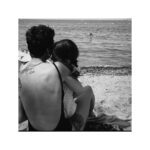 Birce Akalay Instagram - Kalbimdeki sofra çok kalabalık bu akşam. Canım ailem, dostlarım, sevdiklerim, bana dokunmuş ya da yaşama süresi bitmiş, iyi ve kötü, hayatımda iz bırakmış herkese teşekkür ediyorum. Hep birlikte olmayınca, yalnız geçirmeyi tercih ediyorum yeni yıl akşamlarını. Hal böyle olunca içimdeki güzel kalabalıkla mutlu oluyorum. ••• Hayat bana cömert ve güzel davrandı bir çok konuda, o yüzden sonsuz bir şükür ve vefa isteğiyle doluyum ben. Sizi bilmem. :) İyi ki yaşadık beraber. Hepinizi buralara fotoğrafla sığrdırmam mümkün değil o yüzden içimde bir huzurlu melodi olduğunuzu yazmak istedim. ••• Geride bıraktığımız zamanda bilmeden kırdıklarım, üzdüklerim olduysa da beni affedin rica ederim.Kimsenin kimseyi üzmeye kırmaya hakkı yok bu hayatta. Özür dilerim. ••• Kalbimi derinden kırmışlardan ise uzaklaştım bu geçmişte kalan yılda,onlar kendilerini bilirler.Çünkü artık inceliklerden yoksun düşüncelerin sohbetinde varlık gösteremiyorum, her defasında üzülmektense başka bir patikada yürümeyi tercih ediyorum.Sizi de sevmeye devam ediyorum ama beni anlayın rica ederim. ••• Kalbinize ve sevdiklerinize iyi bakın.. Her anlamda daha güzel bir yıl olsun dilerim. Arrivederci ‘22 ♻️