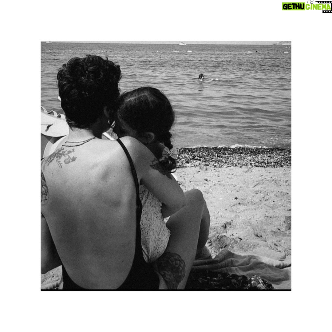 Birce Akalay Instagram - Kalbimdeki sofra çok kalabalık bu akşam. Canım ailem, dostlarım, sevdiklerim, bana dokunmuş ya da yaşama süresi bitmiş, iyi ve kötü, hayatımda iz bırakmış herkese teşekkür ediyorum. Hep birlikte olmayınca, yalnız geçirmeyi tercih ediyorum yeni yıl akşamlarını. Hal böyle olunca içimdeki güzel kalabalıkla mutlu oluyorum. ••• Hayat bana cömert ve güzel davrandı bir çok konuda, o yüzden sonsuz bir şükür ve vefa isteğiyle doluyum ben. Sizi bilmem. :) İyi ki yaşadık beraber. Hepinizi buralara fotoğrafla sığrdırmam mümkün değil o yüzden içimde bir huzurlu melodi olduğunuzu yazmak istedim. ••• Geride bıraktığımız zamanda bilmeden kırdıklarım, üzdüklerim olduysa da beni affedin rica ederim.Kimsenin kimseyi üzmeye kırmaya hakkı yok bu hayatta. Özür dilerim. ••• Kalbimi derinden kırmışlardan ise uzaklaştım bu geçmişte kalan yılda,onlar kendilerini bilirler.Çünkü artık inceliklerden yoksun düşüncelerin sohbetinde varlık gösteremiyorum, her defasında üzülmektense başka bir patikada yürümeyi tercih ediyorum.Sizi de sevmeye devam ediyorum ama beni anlayın rica ederim. ••• Kalbinize ve sevdiklerinize iyi bakın.. Her anlamda daha güzel bir yıl olsun dilerim. Arrivederci ‘22 ♻️
