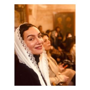 Birce Akalay Instagram - Hikaye’de kalmasına kıyamadığım fotoğraflarımızla bu yılın son Mardin kavuşması.
Beni bilen Mardin’e ne denli düşkün olduğumu, o kadim şehrin sokaklarında kendimi ne kadar özgür hissettiğimi bilir. Yaşadığım ülkenin bir diğer ucunda bir şehir değil kapı komşum kadar yakın, evim kadar samimidir canım Mardin’im. İlk defa gören dostlarımı götürürken içimdeki ev sahibi heyecanı ve geçirdiğimiz güzel günler yine paha biçilemezdi benim için. 
Daha çok fotoğraf var elbette kimseler gücenmesin diye hepsini koymak isterdim ama şimdilik bu kadar olsun..
Bu defa kalbime taht kuran cümle ise yine canım dostum Tacettin’in düşlerinden döküldü;
•••
“ Burada anahtarlar kapıları dışarıdan değil, içeriden açmak içindir. “
•••
Kapılarımızı güven ve huzurla insanlara açabildiğimiz,dileklerimizin,dualarımızın gökyüzüne salındığı, sevginin, kardeşliğin, özgürlüğün kalbimize kan pompaladığı bir 3 günü geride bıraktık.
Tüm dostlarıma çok teşekkür ederim.
🎄