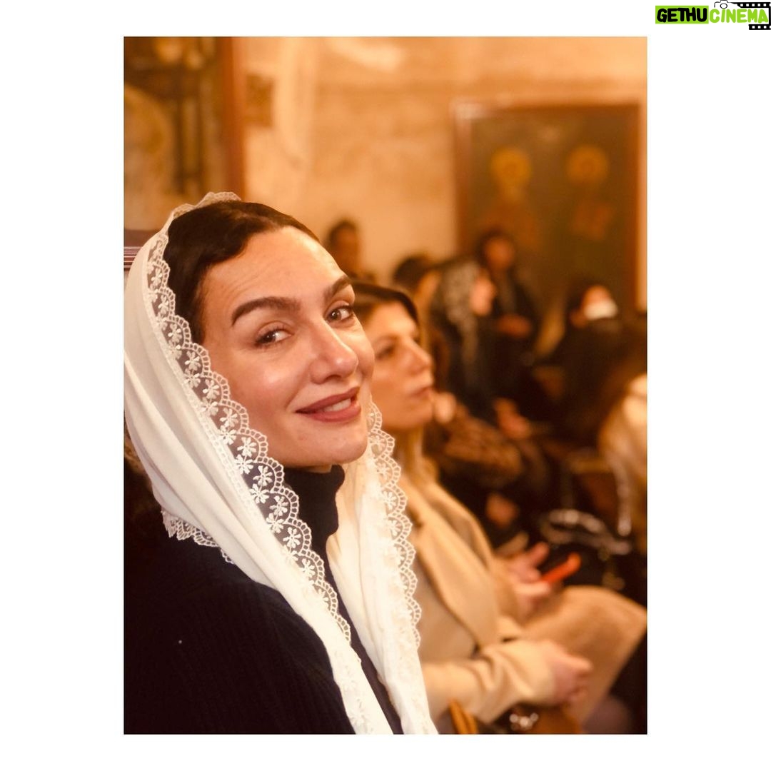Birce Akalay - 167.2K Likes - Hikaye’de kalmasına kıyamadığım fotoğraflarımızla bu yılın son Mardin kavuşması.
Beni bilen Mardin’e ne denli düşkün olduğumu, o kadim şehrin sokaklarında kendimi ne kadar özgür hissettiğimi bilir. Yaşadığım ülkenin bir diğer ucunda bir şehir değil kapı komşum kadar yakın, evim kadar samimidir canım Mardin’im. İlk defa gören dostlarımı götürürken içimdeki ev sahibi heyecanı ve geçirdiğimiz güzel günler yine paha biçilemezdi benim için.
Daha çok fotoğraf var elbette kimseler gücenmesin diye hepsini koymak isterdim ama şimdilik bu kadar olsun..
Bu defa kalbime taht kuran cümle ise yine canım dostum Tacettin’in düşlerinden döküldü;
•••
“ Burada anahtarlar kapıları dışarıdan değil, içeriden açmak içindir. “
•••
Kapılarımızı güven ve huzurla insanlara açabildiğimiz,dileklerimizin,dualarımızın gökyüzüne salındığı, sevginin, kardeşliğin, özgürlüğün kalbimize kan pompaladığı bir 3 günü geride bıraktık.
Tüm dostlarıma çok teşekkür ederim.
🎄